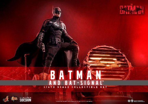 The Batman: Hot Toys Masterpiece - Batman with
Bat-Signal Action Figure (31cm)