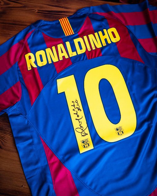 Memorabilia - Ronaldinho 2005-06 Signed Barcelona FC
Home Jersey (Authenticated by Beckett)