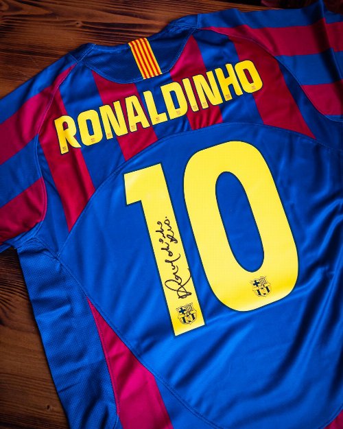 Ronaldinho 2005-06 Signed Barcelona FC Home
Jersey (Authenticated by Beckett)